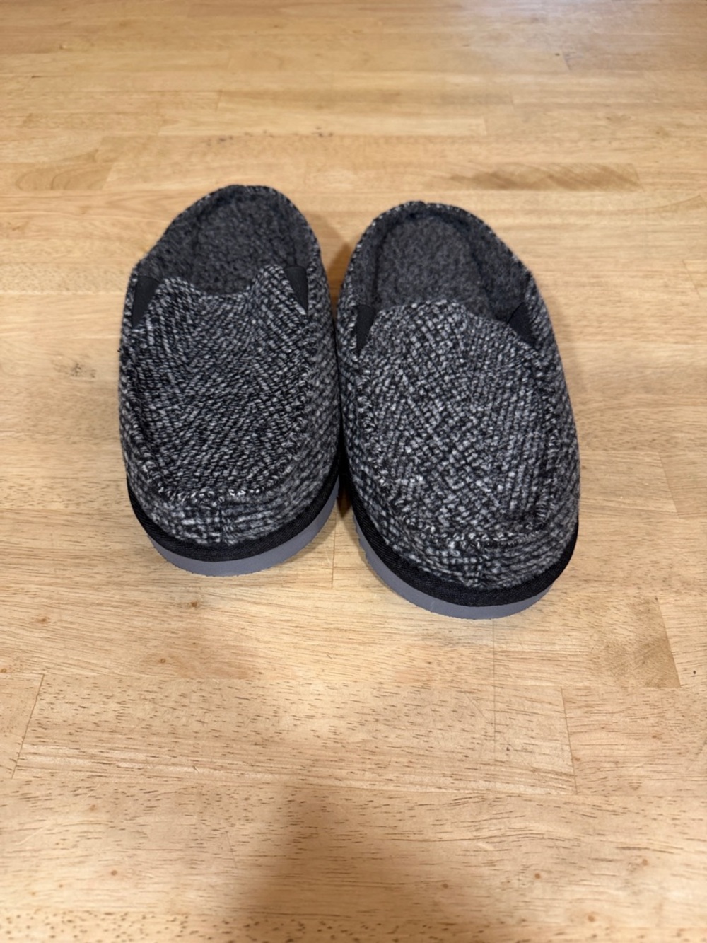 Men's Gray Knit Slip-On House Shoes(6)